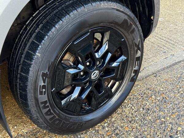 Nissan Navara 2.3 dCi N-Guard Auto 4WD Euro 6 4dr