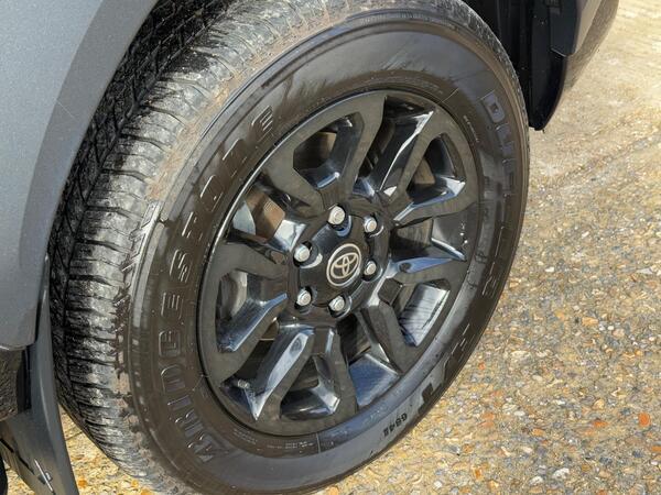 Toyota Hilux 2.8 D-4D Invincible X Auto 4WD Euro 6 (s/s) 4dr