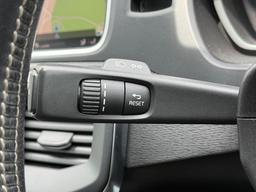 Volvo V40 2.0 D3 R-Design Edition Auto Euro 6 (s/s) 5dr at 36th