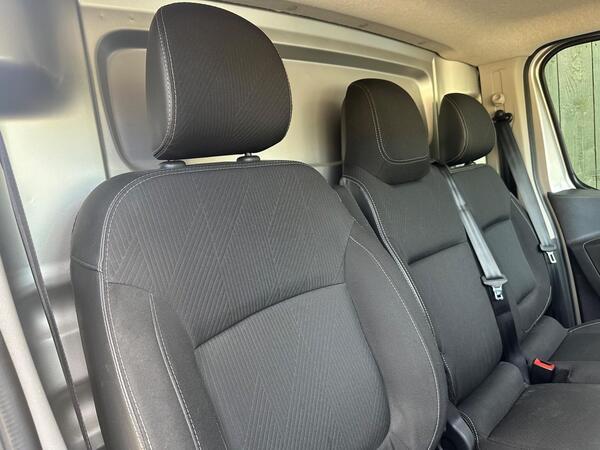 Renault Trafic 2.0 dCi ENERGY 30 Black Edition EDC LWB Standard Roof Euro 6 (s/s) 5dr
