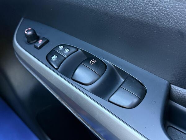 Nissan Navara 2.3 dCi N-Guard Auto 4WD Euro 6 4dr