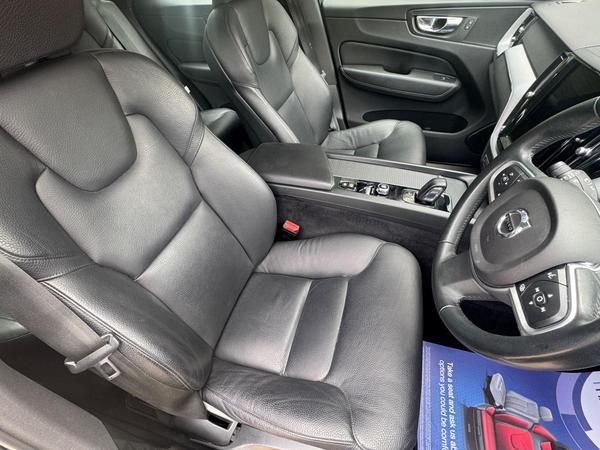 Volvo XC60 2.0 B5 MHEV Momentum Auto Euro 6 (s/s) 5dr