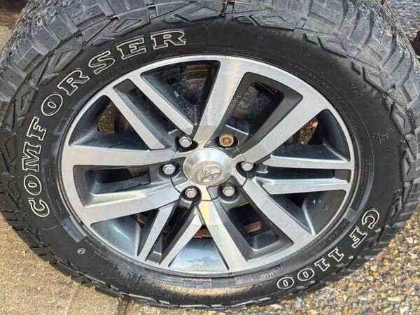 Toyota Hilux 2.4 D-4D Invincible Auto 4WD Euro 6 4dr (TSS, 3.5t)