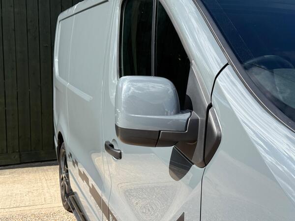 Renault Trafic 2.0 dCi ENERGY 28 Black Edition EDC SWB Standard Roof Euro 6 (s/s) 5dr