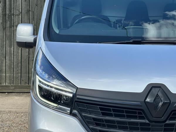 Renault Trafic 2.0 dCi ENERGY 30 Black Edition EDC LWB Standard Roof Euro 6 (s/s) 5dr