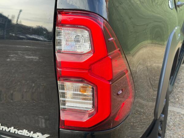Toyota Hilux 2.8 D-4D Invincible X Auto 4WD Euro 6 (s/s) 4dr