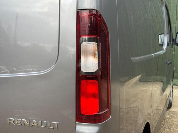 Renault Trafic 2.0 dCi ENERGY 28 Sport SWB Standard Roof Euro 6 (s/s) 5dr