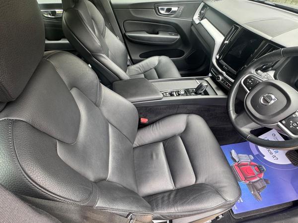Volvo XC60 2.0 B5 MHEV Momentum Auto Euro 6 (s/s) 5dr
