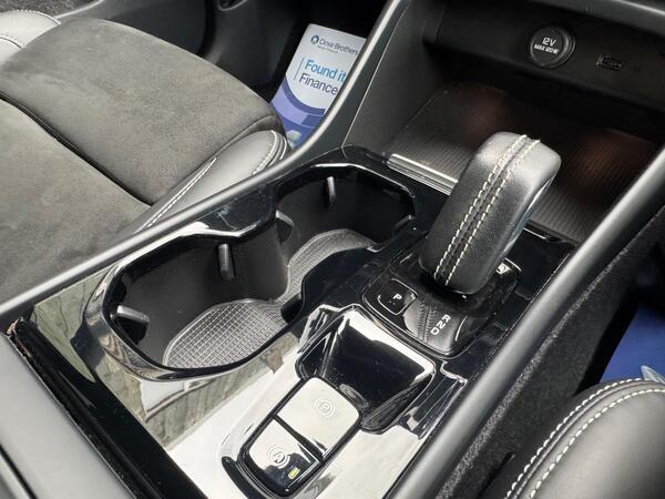 Volvo XC40 2.0 B4 MHEV R-Design Pro Auto Euro 6 (s/s) 5dr