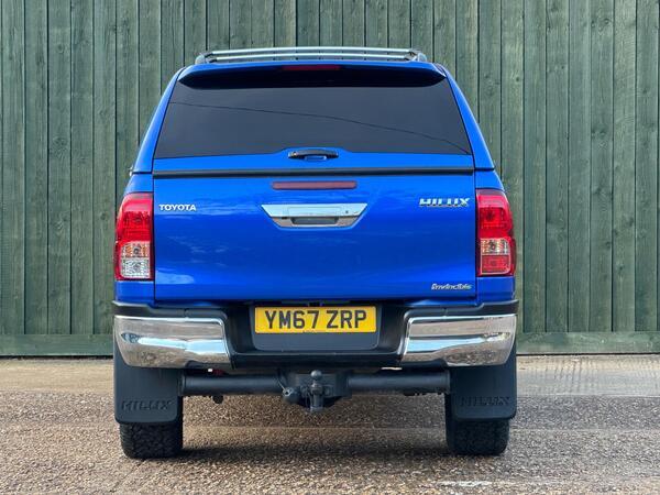 Toyota Hilux 2.4 D-4D Invincible Auto 4WD Euro 6 4dr (TSS, 3.5t)