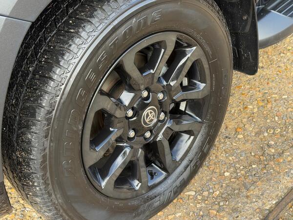 Toyota Hilux 2.8 D-4D Invincible X Auto 4WD Euro 6 (s/s) 4dr