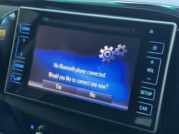 Toyota Hilux 2.4 D-4D Invincible Auto 4WD Euro 6 4dr (TSS, 3.5t)