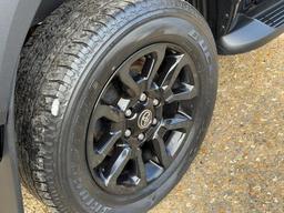 Toyota Hilux 2.8 D-4D Invincible X Auto 4WD Euro 6 (s/s) 4dr at 38th