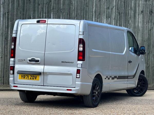 Renault Trafic 2.0 dCi ENERGY 30 Black Edition EDC LWB Standard Roof Euro 6 (s/s) 5dr