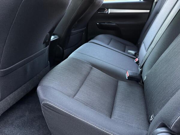 Toyota Hilux 2.4 D-4D Invincible Auto 4WD Euro 6 4dr (TSS, 3.5t)
