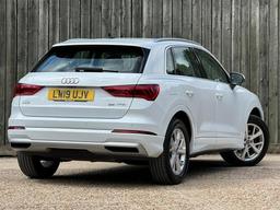 Audi Q3 1.5 TFSI CoD 35 Sport Euro 6 (s/s) 5dr at 3th