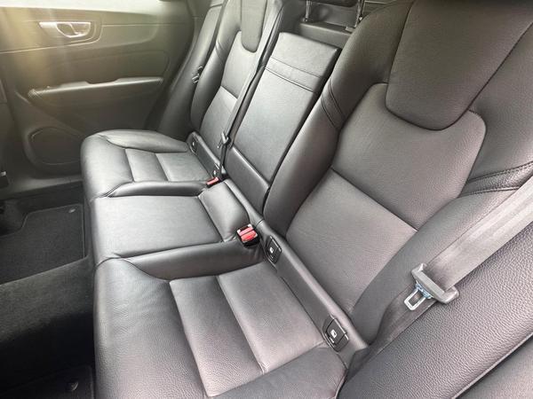 Volvo XC60 2.0 B5 MHEV Momentum Auto Euro 6 (s/s) 5dr