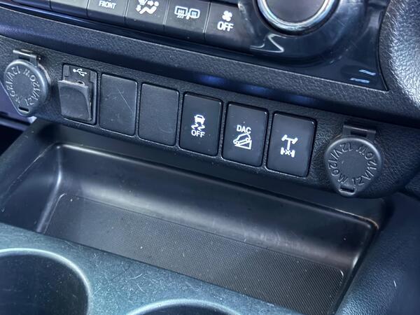 Toyota Hilux 2.4 D-4D Invincible Auto 4WD Euro 6 4dr (TSS, 3.5t)