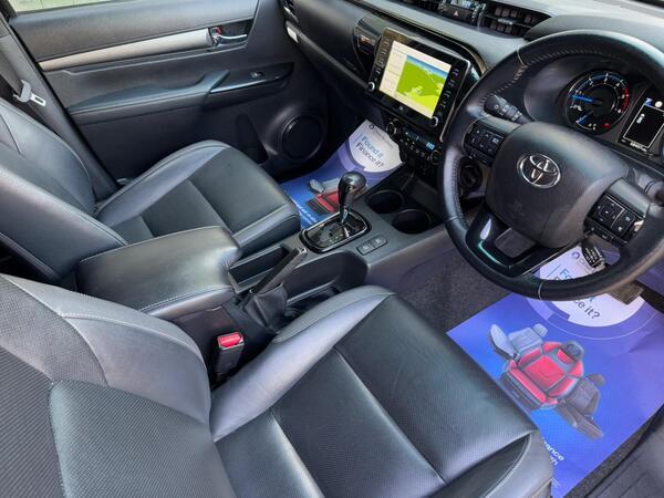 Toyota Hilux 2.8 D-4D Invincible X Auto 4WD Euro 6 (s/s) 4dr