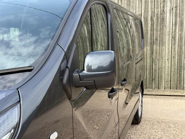Renault Trafic 2.0 dCi ENERGY 30 Sport Nav Crew Van LWB Euro 6 (s/s) 6dr
