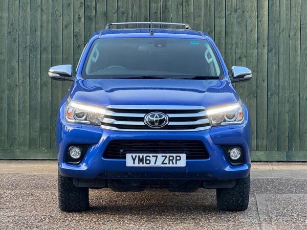 Toyota Hilux 2.4 D-4D Invincible Auto 4WD Euro 6 4dr (TSS, 3.5t)