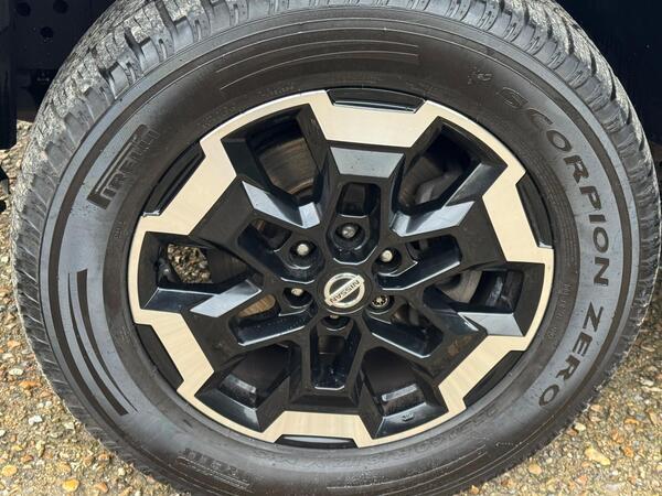 Nissan Navara 2.3 dCi Tekna Auto 4WD Euro 6 4dr
