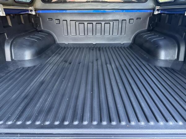 Toyota Hilux 2.4 D-4D Invincible Auto 4WD Euro 6 4dr (TSS, 3.5t)