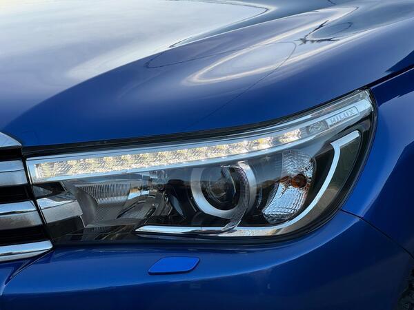 Toyota Hilux 2.4 D-4D Invincible Auto 4WD Euro 6 4dr (TSS, 3.5t)