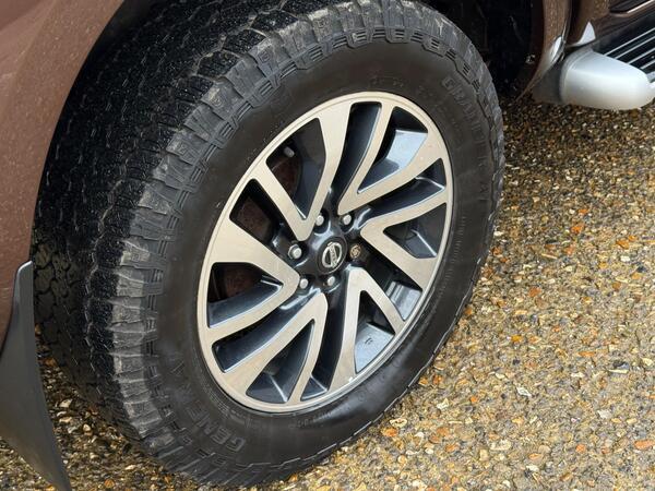 Nissan Navara 2.3 dCi Tekna 4WD Euro 6 (s/s) 4dr
