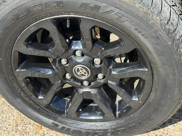 Toyota Hilux 2.8 D-4D Invincible X Auto 4WD Euro 6 (s/s) 4dr