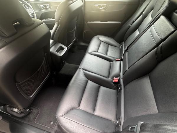 Volvo XC60 2.0 B5 MHEV Momentum Auto Euro 6 (s/s) 5dr