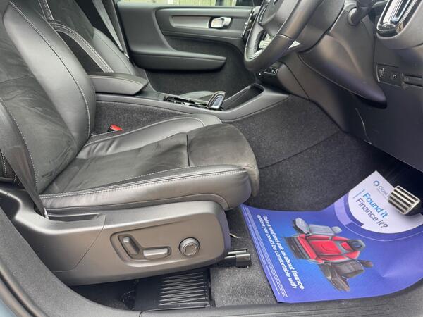 Volvo XC40 2.0 B4 MHEV R-Design Pro Auto Euro 6 (s/s) 5dr