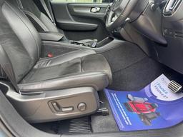 Volvo XC40 2.0 B4 MHEV R-Design Pro Auto Euro 6 (s/s) 5dr at 9th