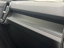 Volvo XC40 2.0 B4 MHEV R-Design Pro Auto Euro 6 (s/s) 5dr at 51th