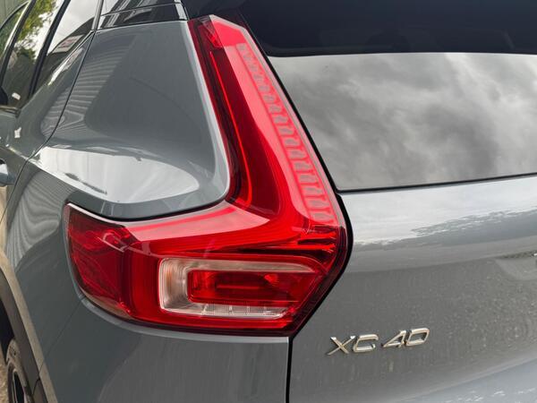 Volvo XC40 2.0 B4 MHEV R-Design Pro Auto Euro 6 (s/s) 5dr