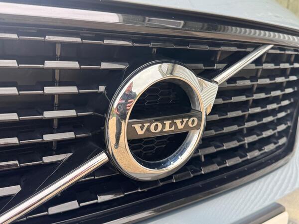 Volvo XC40 2.0 B4 MHEV R-Design Pro Auto Euro 6 (s/s) 5dr
