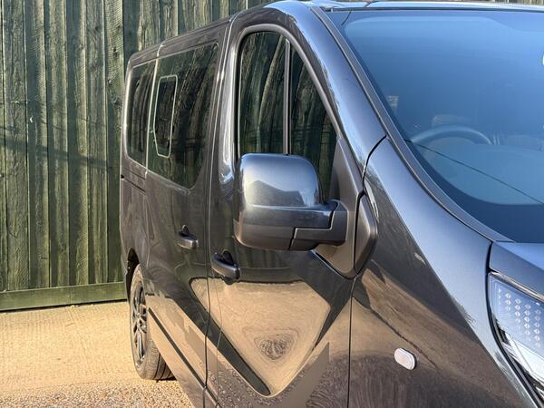 Renault Trafic 2.0 dCi ENERGY 28 Black Edition EDC SWB Standard Roof Euro 6 (s/s) 5dr