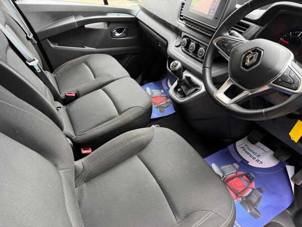 Renault Trafic 2.0 dCi Blue LL30 Sport Crew Van L2 H1 Euro 6 (s/s) 6dr