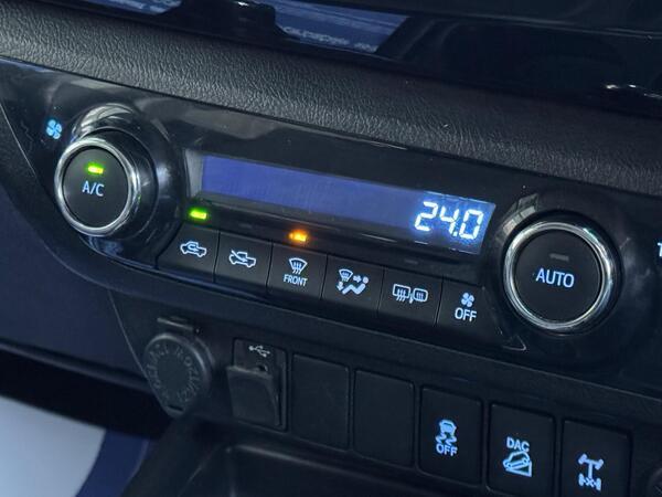 Toyota Hilux 2.4 D-4D Invincible Auto 4WD Euro 6 4dr (TSS, 3.5t)