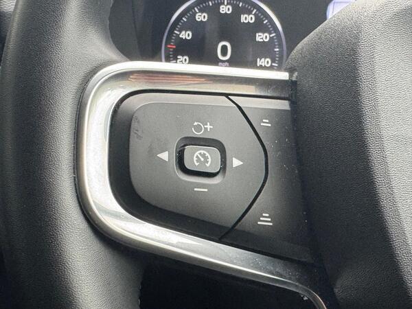 Volvo XC40 2.0 B4 MHEV R-Design Pro Auto Euro 6 (s/s) 5dr