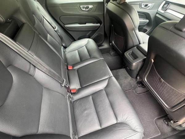 Volvo XC60 2.0 B5 MHEV Momentum Auto Euro 6 (s/s) 5dr