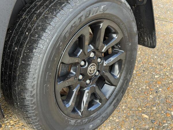 Toyota Hilux 2.8 D-4D Invincible X Auto 4WD Euro 6 (s/s) 4dr