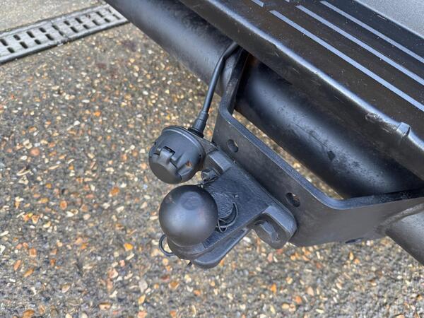 Toyota Hilux 2.4 D-4D Invincible Auto 4WD Euro 6 4dr (TSS, 3.5t)