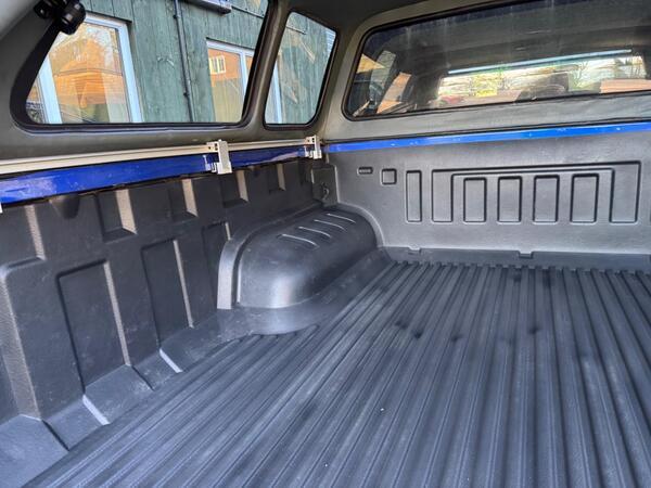 Toyota Hilux 2.4 D-4D Invincible Auto 4WD Euro 6 4dr (TSS, 3.5t)