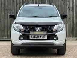 Mitsubishi L200 2.4 DI-D DC Barbarian Black Auto 4WD Euro 6 4dr (Roll Top) at 9th