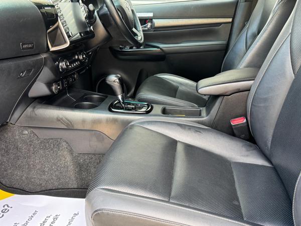 Toyota Hilux 2.8 D-4D Invincible X Auto 4WD Euro 6 (s/s) 4dr
