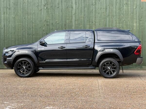 Toyota Hilux 2.8 D-4D Invincible X Auto 4WD Euro 6 (s/s) 4dr