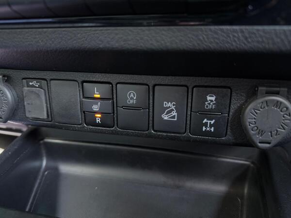 Toyota Hilux 2.8 D-4D Invincible X Auto 4WD Euro 6 (s/s) 4dr