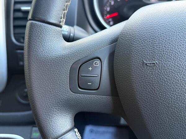 Renault Trafic 2.0 dCi ENERGY 28 Black Edition EDC SWB Standard Roof Euro 6 (s/s) 5dr