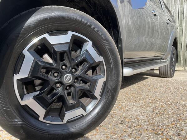 Nissan Navara 2.3 dCi Tekna 4WD Euro 6 (s/s) 4dr